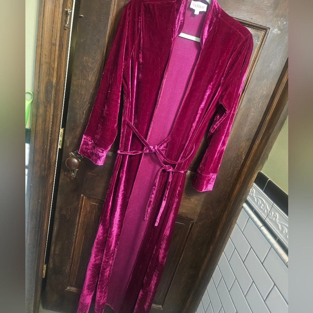 GORGEOUS VELVET WRAP COAT.SIDE SLITS.LUSH CRIMSON.EUC.COULD BE WORN AS A ROBE
